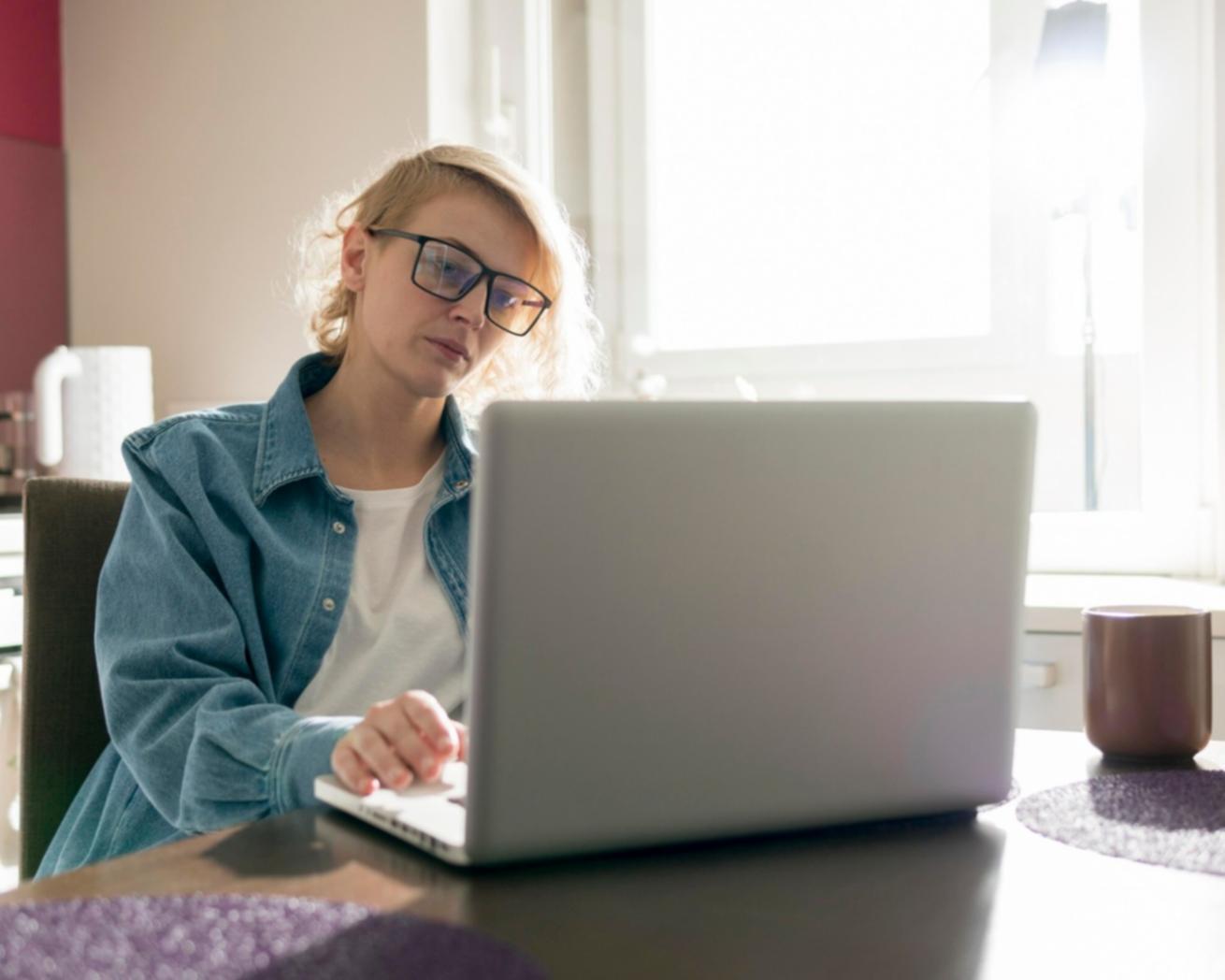 Teilnehmer arbeitet konzentriert an persönlichem Finanzplan