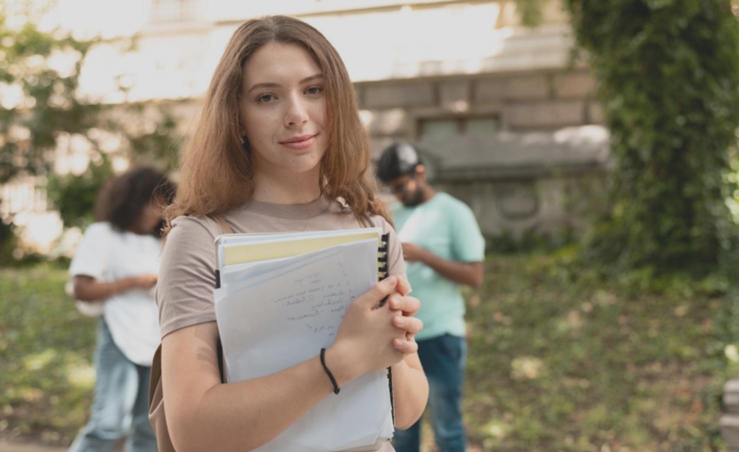 Teilnehmer beim gemeinsamen Lernen in entspannter Atmosphäre